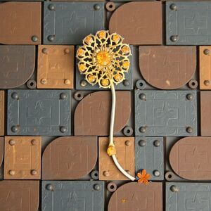 Stunning Vintage Filigree Rhinestone Brooch